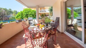 Outdoor dining - Lovely apartment for 4 guests with WIFI, A/C, TV and terrace (Cavalaire-sur-mer)