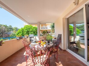Outdoor dining - Lovely apartment for 4 people with WIFI, A/C, TV and terrace (Cavalaire-sur-mer)