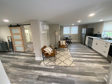 Smart TV. Newly Renovated Lincolnton Rail Trail Downtown Apartment - Walk to Main St