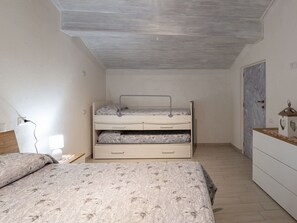 2 bedrooms, travel cot, free WiFi, bed sheets