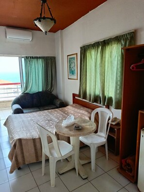 Økonomi-dobbeltrom | Skrivebord for bærbar PC, wi-fi (inkludert) og sengetøy