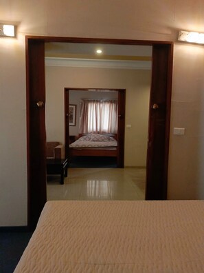 Family Suite | Laptop workspace, free WiFi, bed sheets - EdwardVHotel (Jounieh)