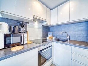 Mikrobølgeovn, ovn, oppvaskmaskin og brødrister