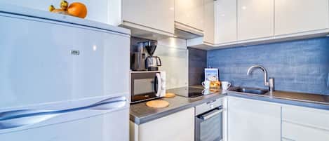 Micro-ondes, four, lave-vaisselle, grille-pain