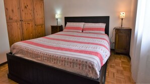 A bedroom with a bed, two bedside tables, a wardrobe, and a nightstand. - Lovely apartment for 4 people with WIFI, TV, terrace and pets allowed (Isola)
