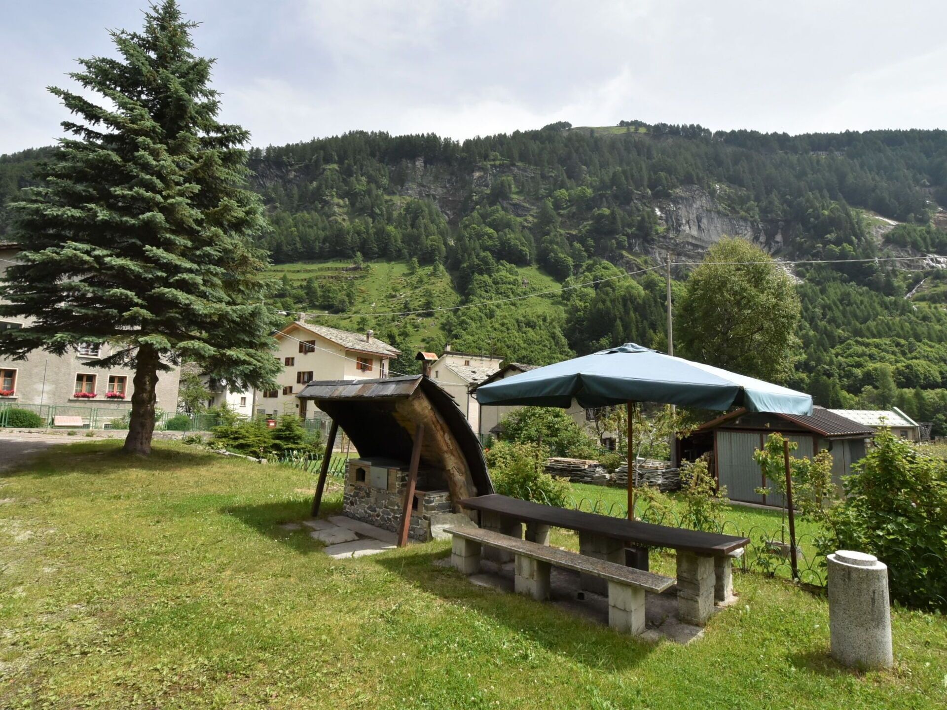 Wasser, Himmel, Pflanze, Eigentum, Schwimmbad, Azurblau, Schatten, Gartenmöbel, Sonnenliege, Baum