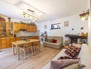 TV, fireplace - Nice apartment for 5 people with WIFI, TV, terrace and pets allowed (Isola)