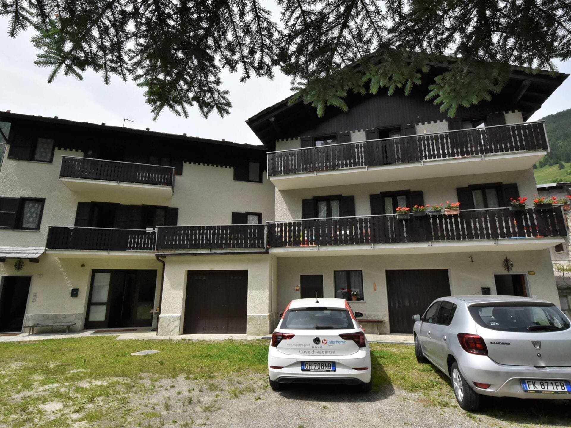 Wasser, Himmel, Pflanze, Eigentum, Schwimmbad, Azurblau, Schatten, Gartenmöbel, Sonnenliege, Baum