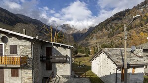 A stone building with a balcony, a small porch, and a stone pathway leading to a door. - Cosy apartment for 5 guests with WIFI, TV, terrace and pets allowed (Isola)
