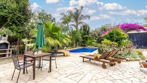 A backyard with a swimming pool, outdoor furniture, and a barbecue area. - Beautiful private villa for 8 people with A/C, private pool, WIFI, TV, patio and pets allowed (Deltebre)