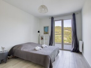 4 bedrooms, travel crib, WiFi, bed sheets