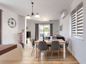 Dining - Wonderful private villa for 5 guests with A/C, private pool, WIFI, TV and terrace (Krnica)