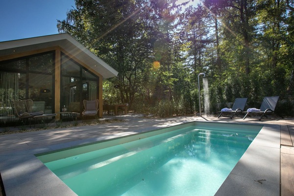 Wasser, Pflanze, Eigentum, Himmel, Schwimmbad, Natur, Schatten, Gebäude, Baum, Sonnenlicht