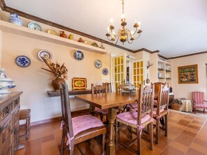 Dining - Beautiful private villa for 8 guests with WIFI, A/C, private pool, TV, terrace and pets allowed (El Vendrell)