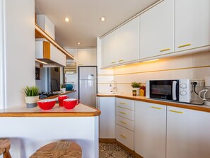 Microondas, horno, tostadora y comedor 