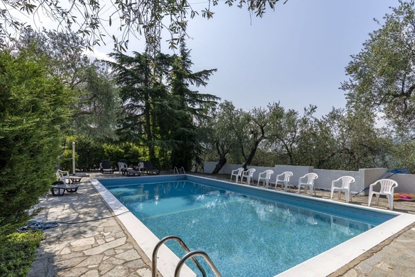 L'Eau, Bâtiment, Plante, Ciel, Jour, Propriété, Piscine, Bleu Azur, Fenêtre, Arbre