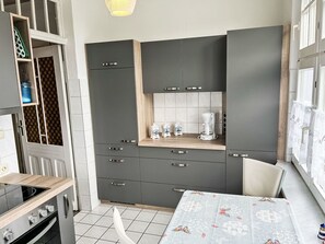 Horno, tostadora, trona infantil y mesa de comedor