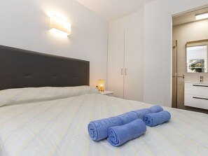 4 bedrooms, travel crib, free WiFi - Cosy apartment for 8 guests with A/C, WIFI, private pool, TV, patio and panoramic view (Calonge)