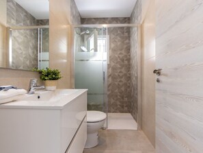 Bathroom - Beautiful private villa for 7 people with WIFI, A/C, TV and pets allowed (Amposta)