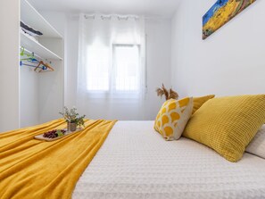 4 bedrooms, travel cot, free WiFi - Stunning private villa for 7 guests with A/C, WIFI, TV and pets allowed (Amposta)
