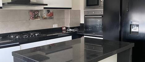 Kühlschrank, Mikrowelle, Ofen, Geschirrspüler