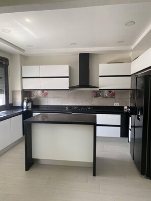 Kühlschrank, Mikrowelle, Ofen, Geschirrspüler