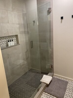 Douche, sèche-cheveux, serviettes fournies, savon
