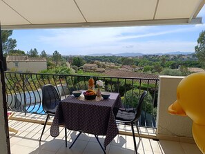 Outdoor dining - Cosy apartment for 4 people with pool, WIFI, A/C, TV and terrace (Saint-raphaël)