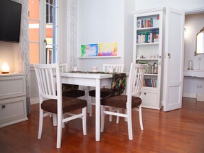 Dining - Cosy apartment for 3 people with A/C, WIFI, TV and pets allowed (Rome)