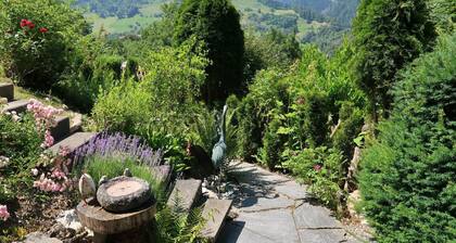 Schönes alleinstehendes Ferienhaus mit W-LAN, TV, Innenhof, Panoramablick und Parkplatz