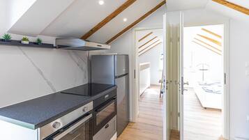 Kühlschrank, Ofen, Geschirrspüler, Wasserkocher mit Kaffee-/Teezubehör