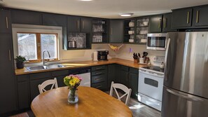 Fridge, microwave, oven, stovetop - Family friendly home just 9 minutes from Glacier! (Martin City)