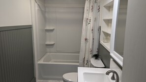 Hiustenkuivaaja, pyyhkeet, saippua, sampoo