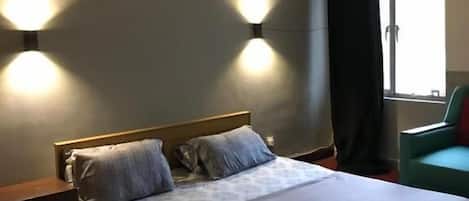 Quarto casal luxo | Quartos à prova de som, ferros/tábuas de passar roupa, Wi-Fi de cortesia