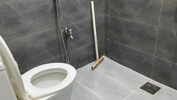 Deluxe-Doppelzimmer | Badezimmer | Dusche, kostenlose Toilettenartikel, Handtücher, Seife
