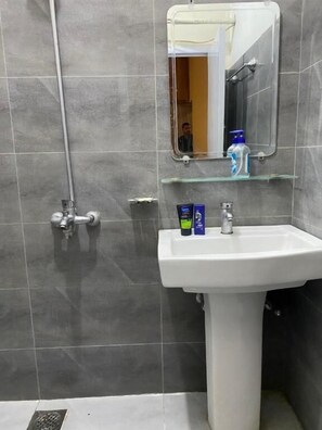 Deluxe-Doppelzimmer | Badezimmer | Dusche, kostenlose Toilettenartikel, Handtücher, Seife