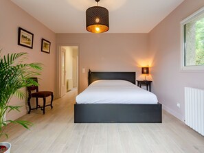 4 bedrooms, travel crib, free WiFi