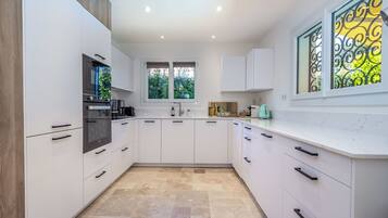 Micro-ondes, four, lave-vaisselle, grille-pain