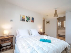 3 slaapkamers, een strijkplank/strijkijzer, reisbedje, gratis wifi
