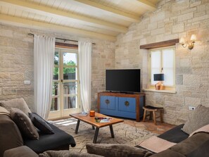 TV - Wonderful private villa with A/C, WIFI, private pool, TV, terrace, pets allowed and panoramic view (Pazin)