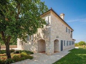 Exterior - Stunning private villa with private pool, A/C, WIFI, TV, terrace, pets allowed and panoramic view (Pazin)