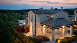 A stone house with a covered patio, a swimming pool, and a view of the surrounding landscape. - Wonderful private villa with private pool, WIFI, A/C, TV, terrace, pets allowed and panoramic view (Pazin)