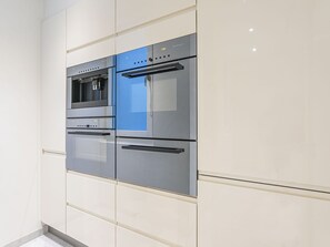 Mikrowelle, Geschirrspüler, Toaster, Hochstuhl