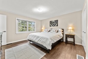 4 bedrooms, desk, iron/ironing board, WiFi - Five star equipped 4 bedroom plus pull out in bsmt,  near lake, downtown/Queen's (Kingston)