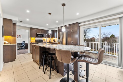 Five star equipped 4 bedroom plus pull out in bsmt,  near lake, downtown/Queen's