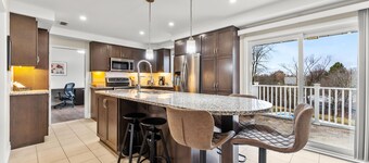 Five star equipped 4 bedroom plus pull out in bsmt,  near lake, downtown/Queen's