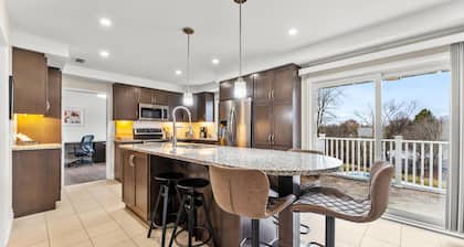 Five star equipped 4 bedroom plus pull out in bsmt, near lake, downtown/Queen's