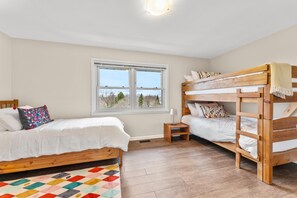4 Schlafzimmer, Schreibtisch, Bügeleisen/Bügelbrett, WLAN
