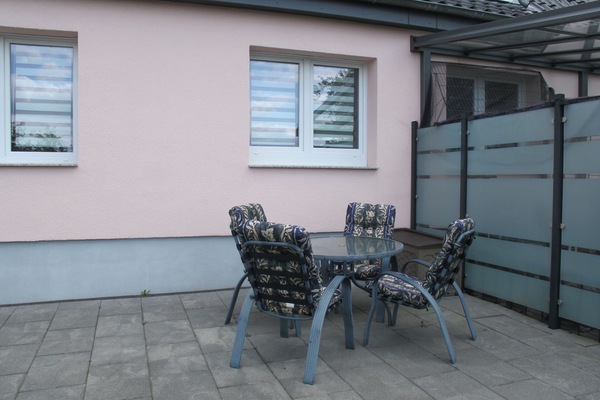 Daytime, Fenster, Möbel, Gebäude, Stuhl, Holz, Strassenbelag, Tabelle, Schatten, Mauerwerk