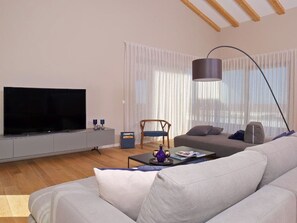 Una televisión, un futbolín